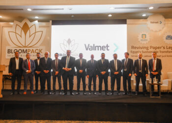 بالصور .. توقيع اتفاق بين “بلوم باك” و “فالمت” العالمية لتطوير تكنولوجيا صناعة الورق في مصر
