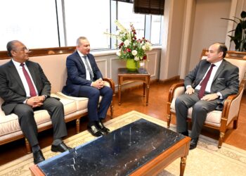 وزير الصناعة يبحث سبل تحقيق التنمية الصناعية بمنطقة الحرف بمنشأة ناصر