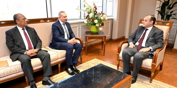 وزير الصناعة يبحث سبل تحقيق التنمية الصناعية بمنطقة الحرف بمنشأة ناصر