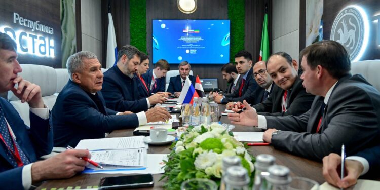 وزير الصناعة يبحث مع رئيس جمهورية تتارستان التعاون بين البلدين