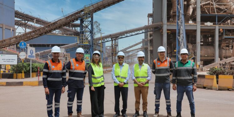 مستشار مؤسسة سويسرا العالمية SGE يزور مصنع لافارج مصر بالعين السخنة