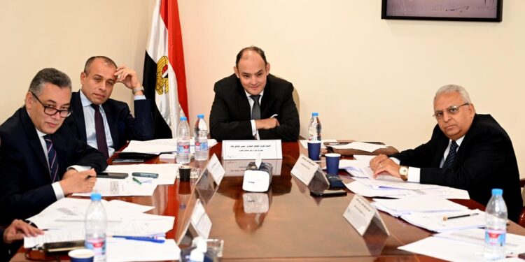 وزير التجارة يترأس لجنة الاختبارات الشفهية للمتقدمين للعمل بوظيفة ملحق تجاري بالوزارة