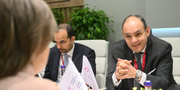 وزير التجارة يبحث مع مدير مركز التصدير الروسي سبل التعاون المشترك