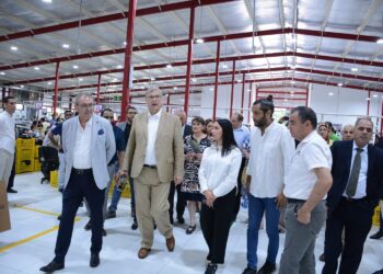 رئيس غرفة الملابس والسفير الهولندي يتفقدان أنشطة مشروع صحتنا رأسمالنا بالعامرية