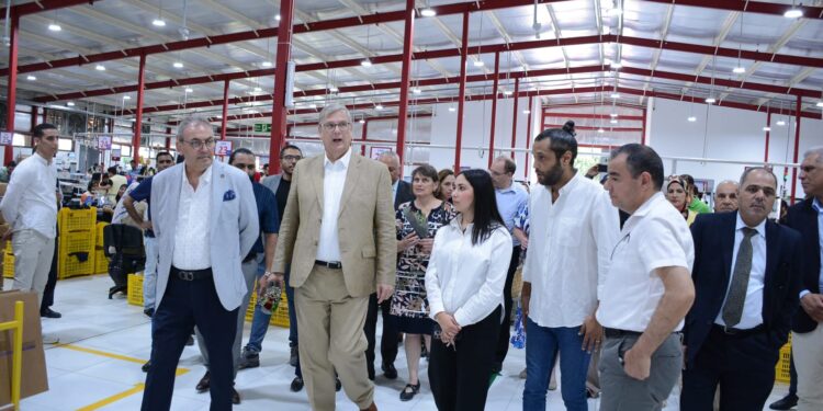 رئيس غرفة الملابس والسفير الهولندي يتفقدان أنشطة مشروع صحتنا رأسمالنا بالعامرية