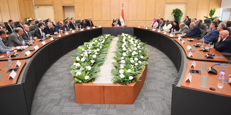 تفاصيل أول اجتماع لوزير الصناعة الجديد مع أعضاء اتحاد الصناعات المصرية ورؤساء الغرف الصناعية