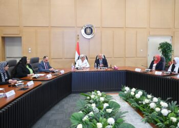 وزير الصناعة :لن يتم غلق أو تعطيل عمل أي منشأة صناعية … وضرورة توافق المنشأت الصناعية مع الاشتراطات البيئية