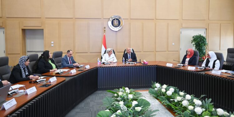 وزير الصناعة :لن يتم غلق أو تعطيل عمل أي منشأة صناعية … وضرورة توافق المنشأت الصناعية مع الاشتراطات البيئية