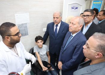 محافظ القاهرة يشيد بجهود مصر الخير في تقديم الخدمات الطبية للمواطنين أثناء تفقده القافلة الطبية لذوي الإعاقة بكفر العلو
