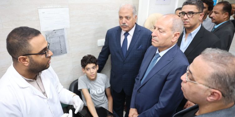 محافظ القاهرة يشيد بجهود مصر الخير في تقديم الخدمات الطبية للمواطنين أثناء تفقده القافلة الطبية لذوي الإعاقة بكفر العلو
