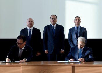 “شارب” اليابانية ومجموعة “العربي” توقعان عقد شراكة لتصنيع الثلاجات والديب فريزر باستثمارات 50 مليون دولار