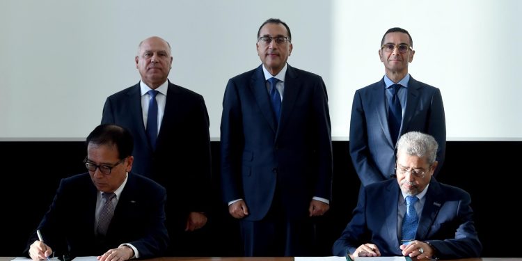 “شارب” اليابانية ومجموعة “العربي” توقعان عقد شراكة لتصنيع الثلاجات والديب فريزر باستثمارات 50 مليون دولار