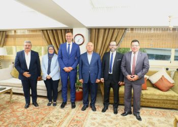 وزير الصناعة : «ليوني مصر» تخطط لإنشاء مصنع لإنتاج الضفائر الكهربائية في الروبيكي