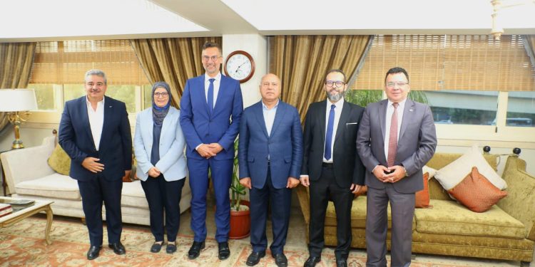 وزير الصناعة : «ليوني مصر» تخطط لإنشاء مصنع لإنتاج الضفائر الكهربائية في الروبيكي