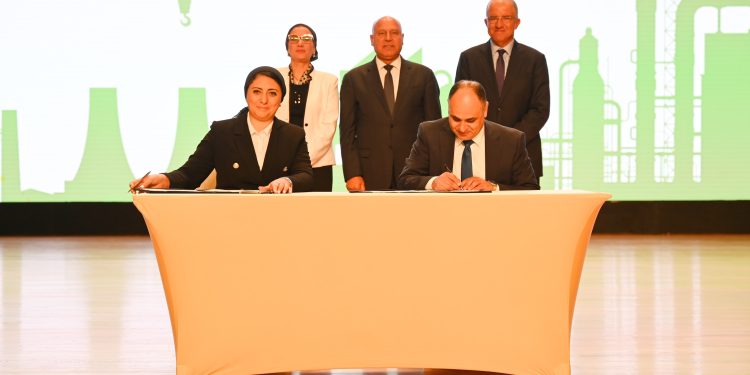 وزير الصناعة يشهد توقيع بروتوكولي تعاون بين مركز تحديث الصناعة وجهاز شؤون البيئة في مجال تعزيز مفهوم الاقتصاد الأخضر
