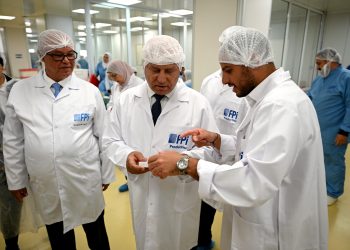 تفاصيل زيارة وزير الصناعة لمصنعين للأدوية والمنتجات الغذائية في بدر