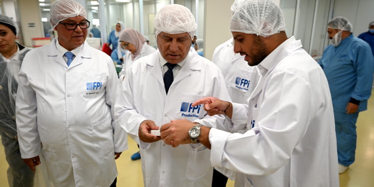 تفاصيل زيارة وزير الصناعة لمصنعين للأدوية والمنتجات الغذائية في بدر