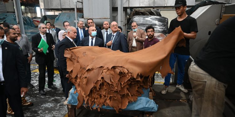 4 توجيهات عاجلة من وزير الصناعة لحل مشكلات مدينة الروبيكي للجلود