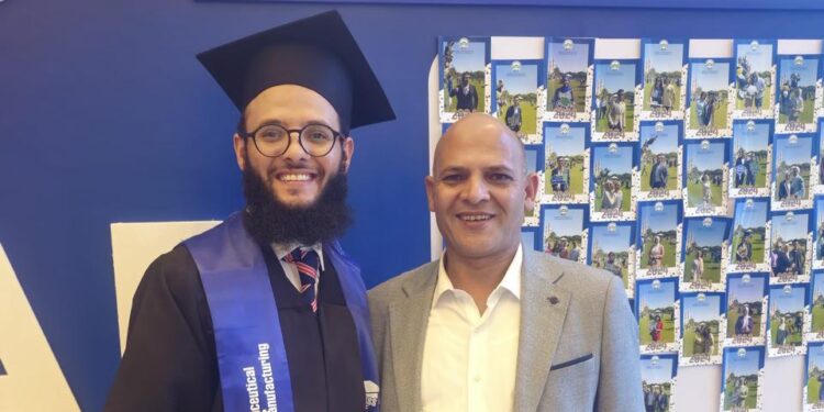 «صناع مصر» يهنئ المهندس رأفت قطب بتخرج نجله في كلية الصيدلة