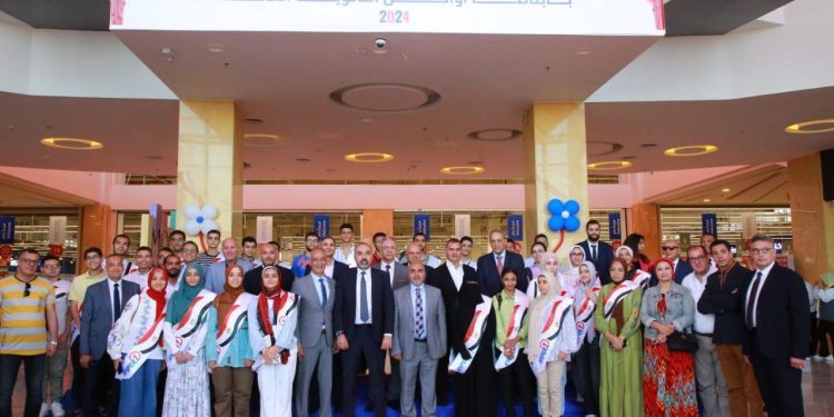 بالصور .. «هايبر وان» يحتفل بأوائل الثانوية العامة داخل فرع سفنكس