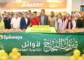 «سبينيس» تحتفل بأوائل الثانوية العامة داخل فرعها بالتجمع الخامس