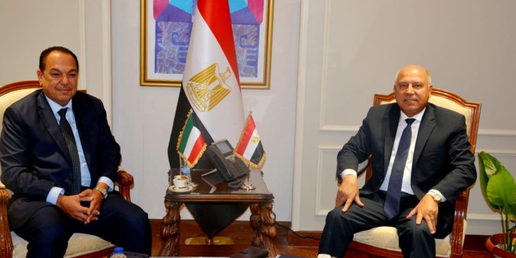 وزير الصناعة يبحث مع السفير الكويتي التعاون في تطوير البنية الفوقية وإدارة وتشغيل ميناء برنيس البحري