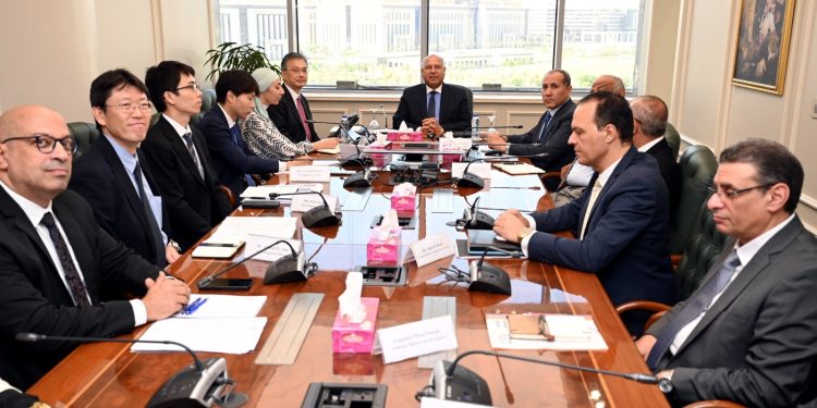 وزير الصناعة والنقل : بحث مد الخط الرابع للمترو شرقا الي العاصمة الادارية وغربا حتى ميدان الحصري في أكتوبر