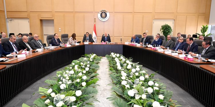 4 قرارات عاجلة لوزير الصناعة خلال اجتماعه مع ممثلي غرف الصناعات النسيجية والملابس الجاهزة والأدوية