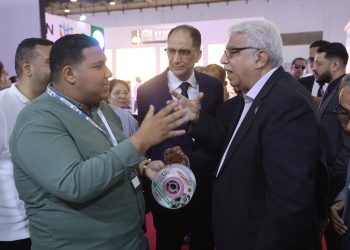 بالصور .. رئيس غرفة الصناعات الهندسية يتفقد المعرض الدولي لتكنولوجيا الإضاءة