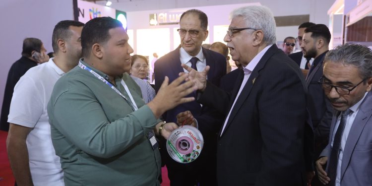 بالصور .. رئيس غرفة الصناعات الهندسية يتفقد المعرض الدولي لتكنولوجيا الإضاءة