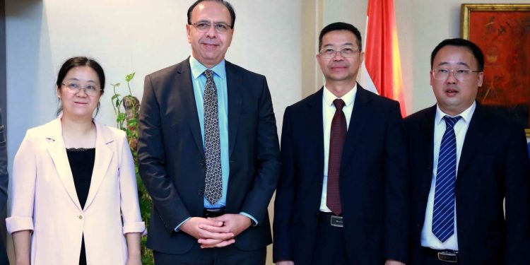 رئيس هيئة المعارض يبحث مع وفد صيني التعاون في إقامة معارض مشتركة