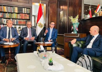 وزير الاستثمار يبحث مع مسؤولي “جي إس كي” البريطانية توسعات الشركة بقطاع الأدوية في مصر