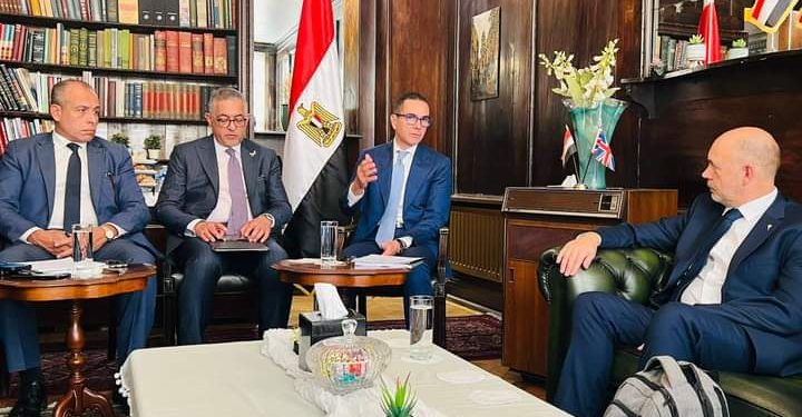 وزير الاستثمار يبحث مع مسؤولي “جي إس كي” البريطانية توسعات الشركة بقطاع الأدوية في مصر