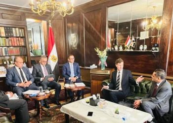 وزير الاستثمار يبحث مع Park Signalling البريطانية فرص الاستثمار في مصر في قطاع السكك الحديدية
