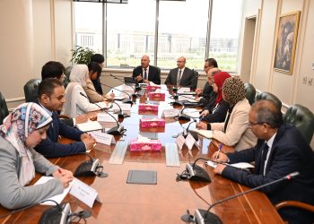 وزير الصناعة يبحث مع محافظ بني سويف مستجدات المناطق الصناعية في كوم أبو راضي وبياض العرب