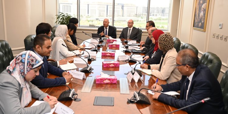 وزير الصناعة يبحث مع محافظ بني سويف مستجدات المناطق الصناعية في كوم أبو راضي وبياض العرب