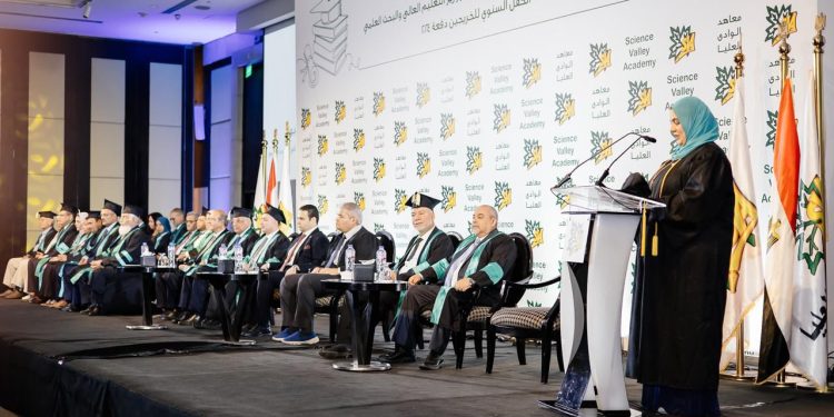 معاهد الوادي العليا بالعبور تحتفل بتخريج دفعة جديدة من طلابها