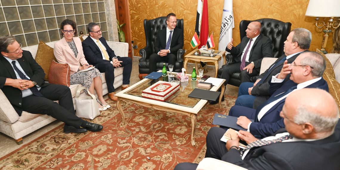 وزير الصناعة يبحث مع وزير الخارجية المجري سبل التعاون المشترك