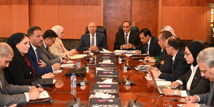 وزير الصناعة لمستثمري قنا : سحب الأراضى الصناعية من المستثمرين فى حالة تعدى المُهل الممنوحة للتشغيل