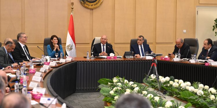 عاجل .. وزير الصناعة يستجيب لمطالب غرفة مواد البناء بتغطية الاحتياجات المطلوبة من المازوت للتشغيل