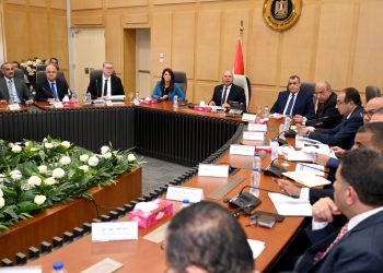 الصناعة : تشكيل لجنة فنية لدراسة إمكانيات تصنيع معدات الطاقة الشمسية وتوطينها في مصر