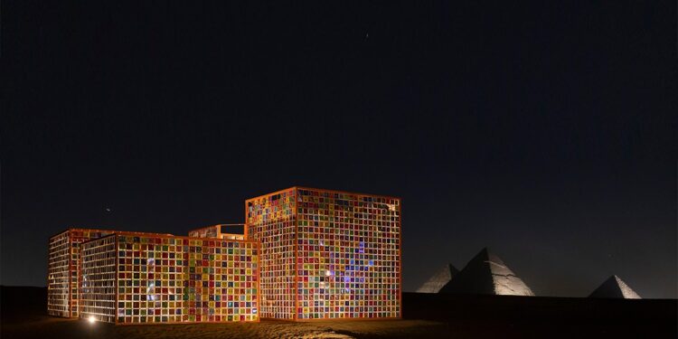 سيجنيفاي مصر تتعاون مع "ارت دي ايجيبت" لإضاءة معرض "الأبد هو الآن" في الأهرامات