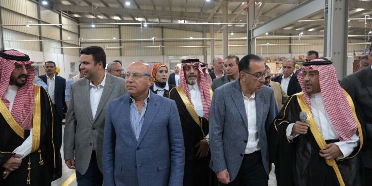 رئيس "يونيفرسال للأثاث" أمام رئيس الوزراء: 5 ملايين دولار استثمارات المصنع ويخصص إنتاجه بالكامل للتصدير