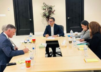 وزير الاستثمار يبحث مع نائب رئيس شركة Koch Inc مستجدات مشروعها لإنتاج الزجاج في مصر