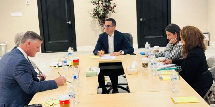 وزير الاستثمار يبحث مع نائب رئيس شركة Koch Inc مستجدات مشروعها لإنتاج الزجاج في مصر