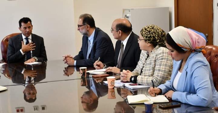 وزير الرياضة يبحث مع رئيس «سلامة الغذاء» التعاون في التوعية بالمكملات الغذائية