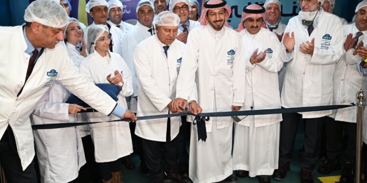 بالصور .. وزير الصناعة يفتتح خطين إنتاج للأجبان بمصنع بيتي بطاقة إنتاجية 100 ألف طن سنوياً