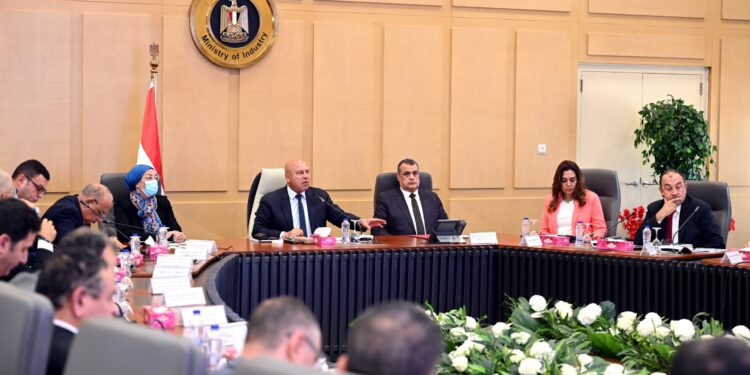 وزير الصناعة: خطة عاجلة لتحديد آلية تعديل حدود الكربون CBAM في الصناعة المصرية