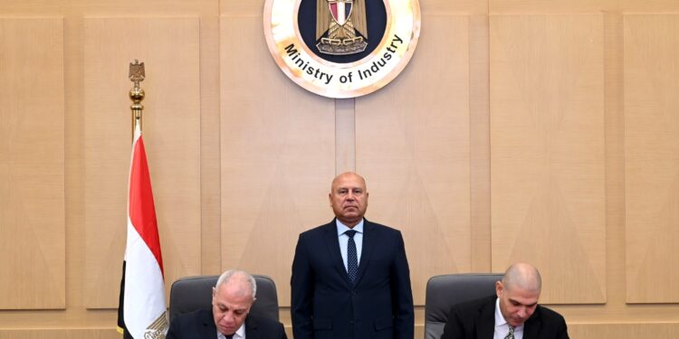 وزير الصناعة يشهد توقيع بروتوكول تعاون بين جهاز  المشروعات الصناعية وهيئة تنمية الصعيد