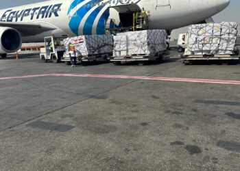 مصر للطيران تُسير رحلة جوية استثنائية ثالثة اليوم لعودة( 298) مواطنًا من المصريين المقيمين في لبنان ونقل(٢٢طن) شحنة مساعدات إنسانية ومستلزمات طبية للشعب اللبنانى